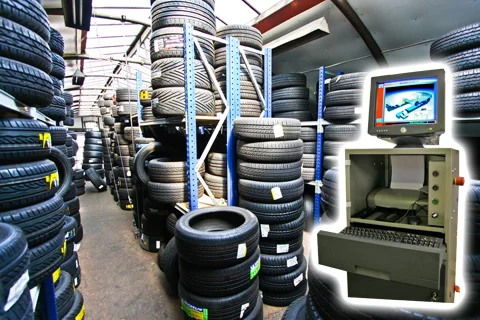 Bandenmagazijn van Auto Weber met rekken vol banden en de uitlijncomputer