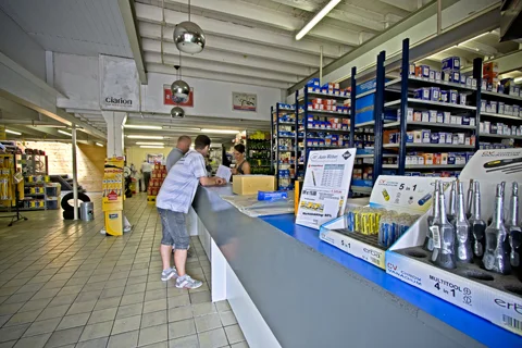 De automaterialenwinkel van Auto Weber met balie en schappen vol onderdelen